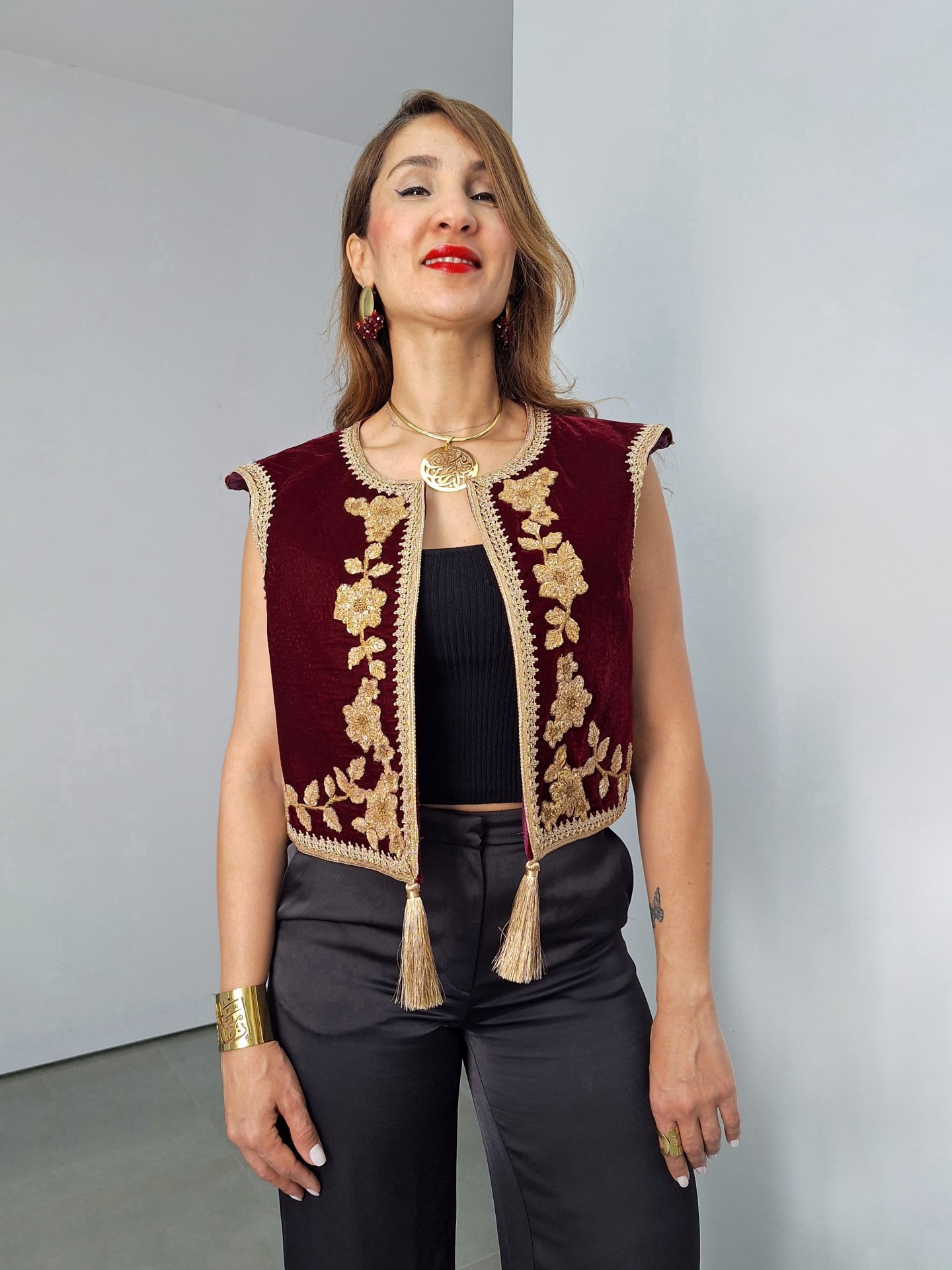 Veste Ines Velours — Épaules Structurées & Broderie de Luxe