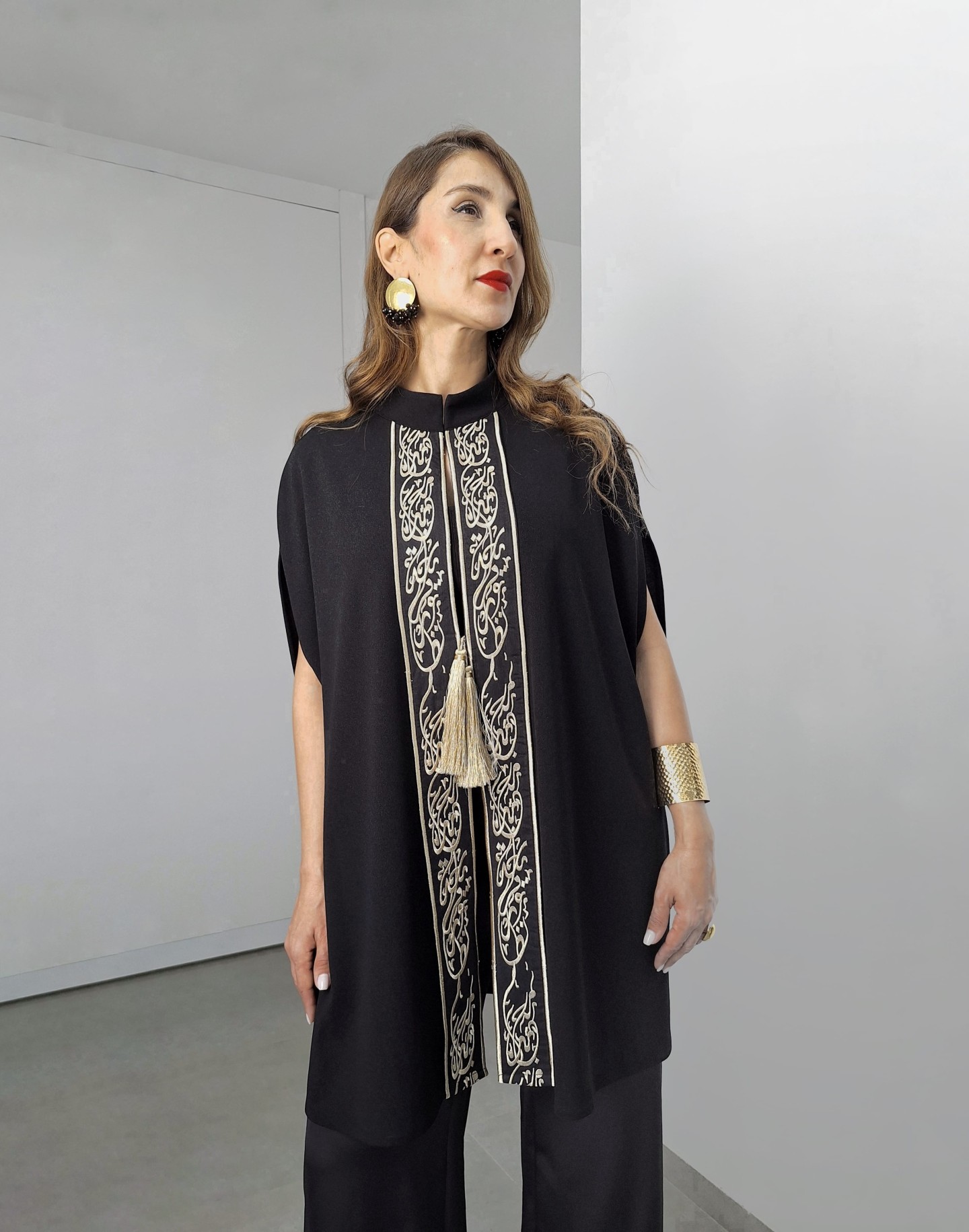 Cape Rayhana Crêpe Courte Calligraphie Évasée Chic