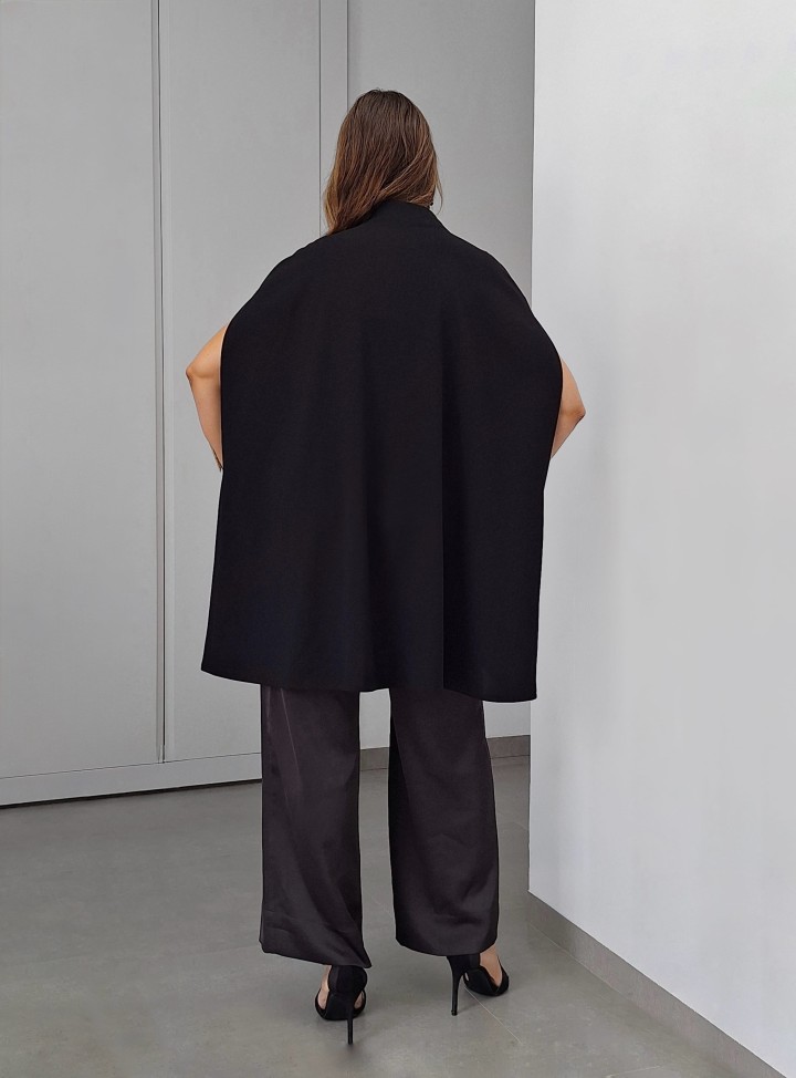 Cape Rayhana Crêpe Courte Calligraphie Évasée Chic