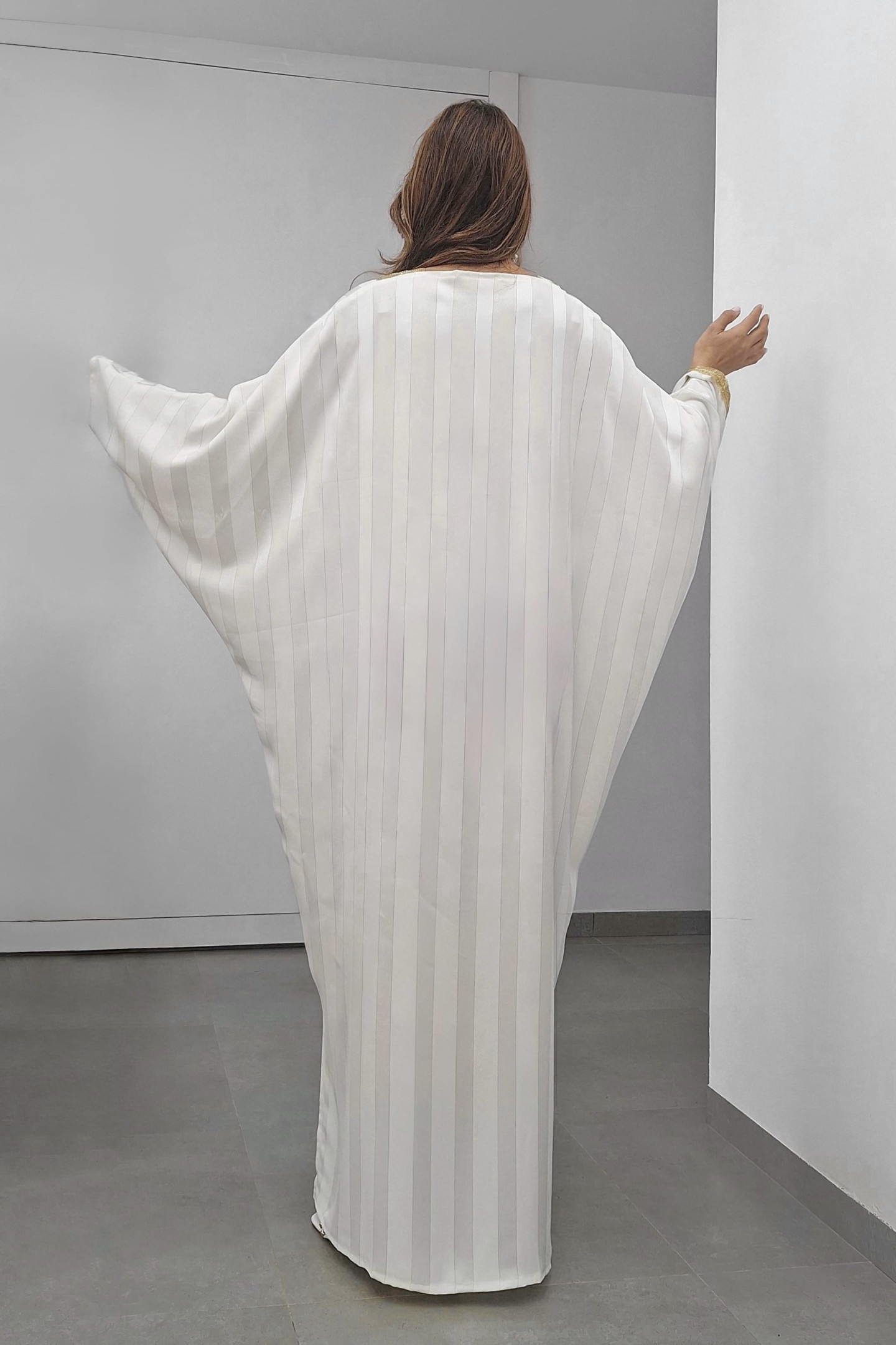 Jebba Nour Satin Papillon Fluide Chic Cérémonie Élégante