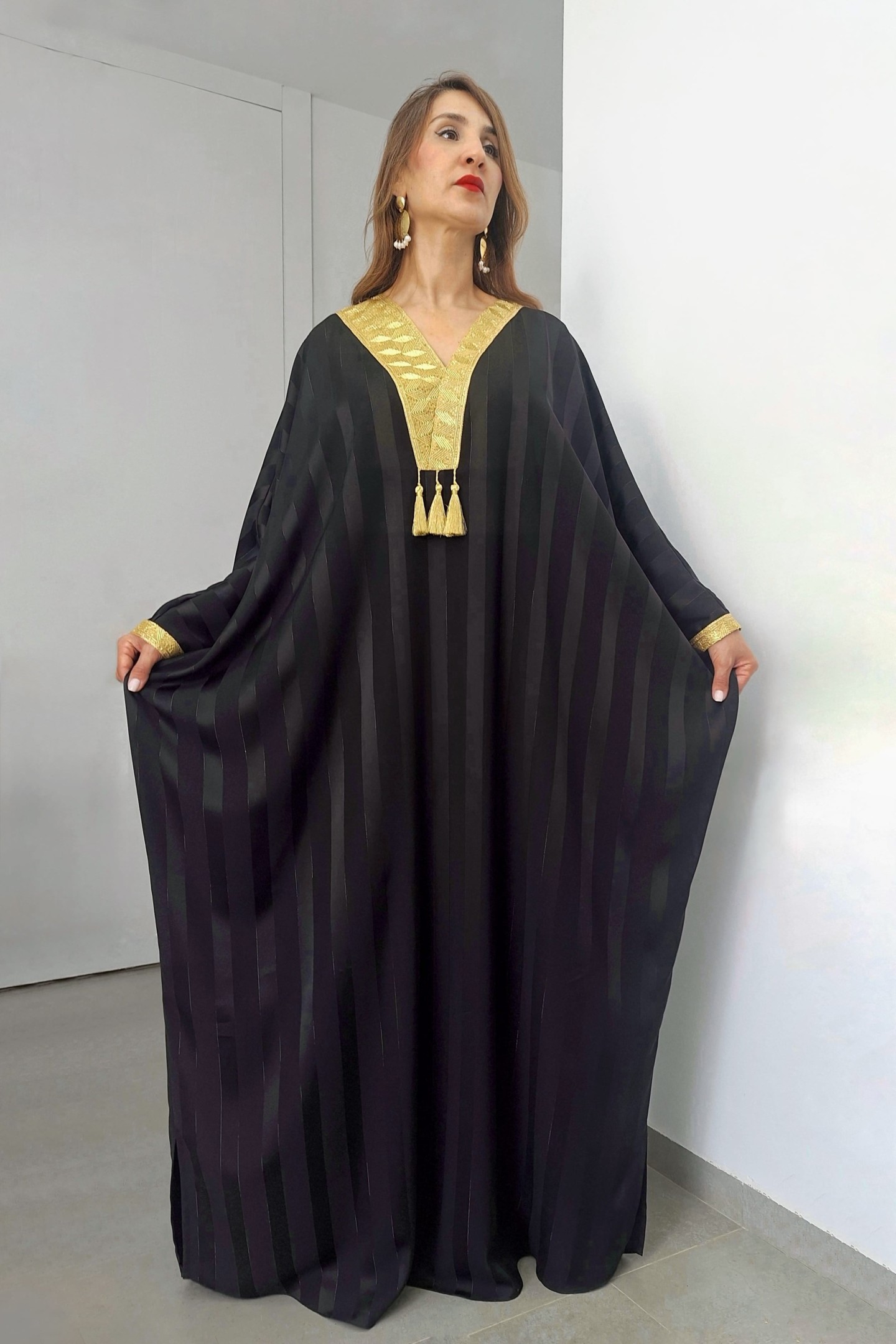 Jebba Nour Satin Papillon Fluide Chic Cérémonie Élégante