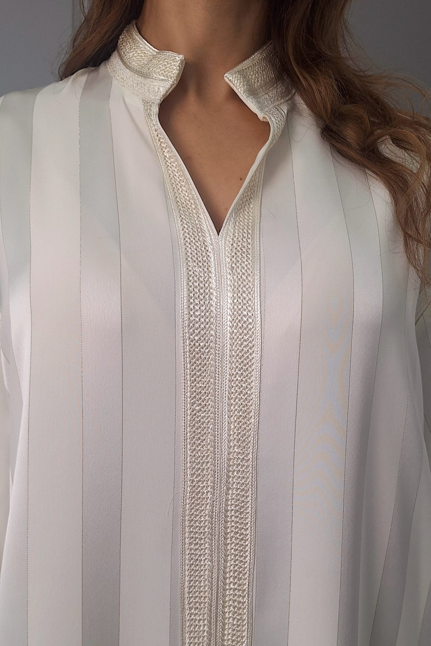 Robe Imen — Satin Fluide & Col Officier Signature