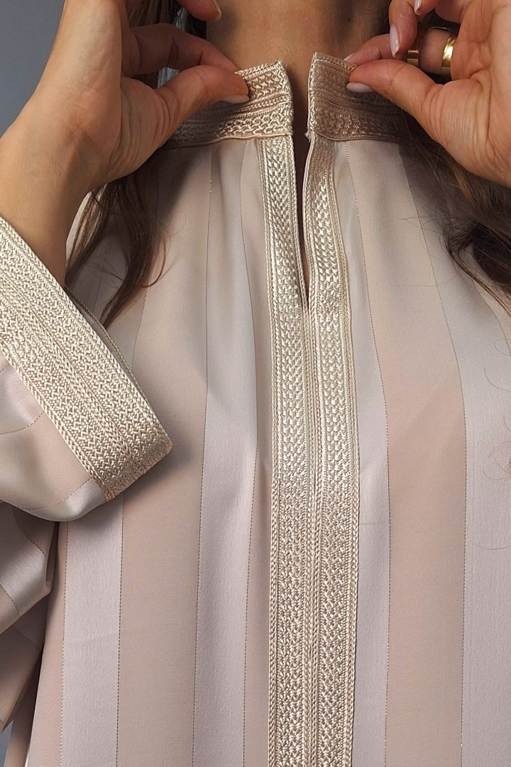 Robe Imen — Satin Fluide & Col Officier Signature