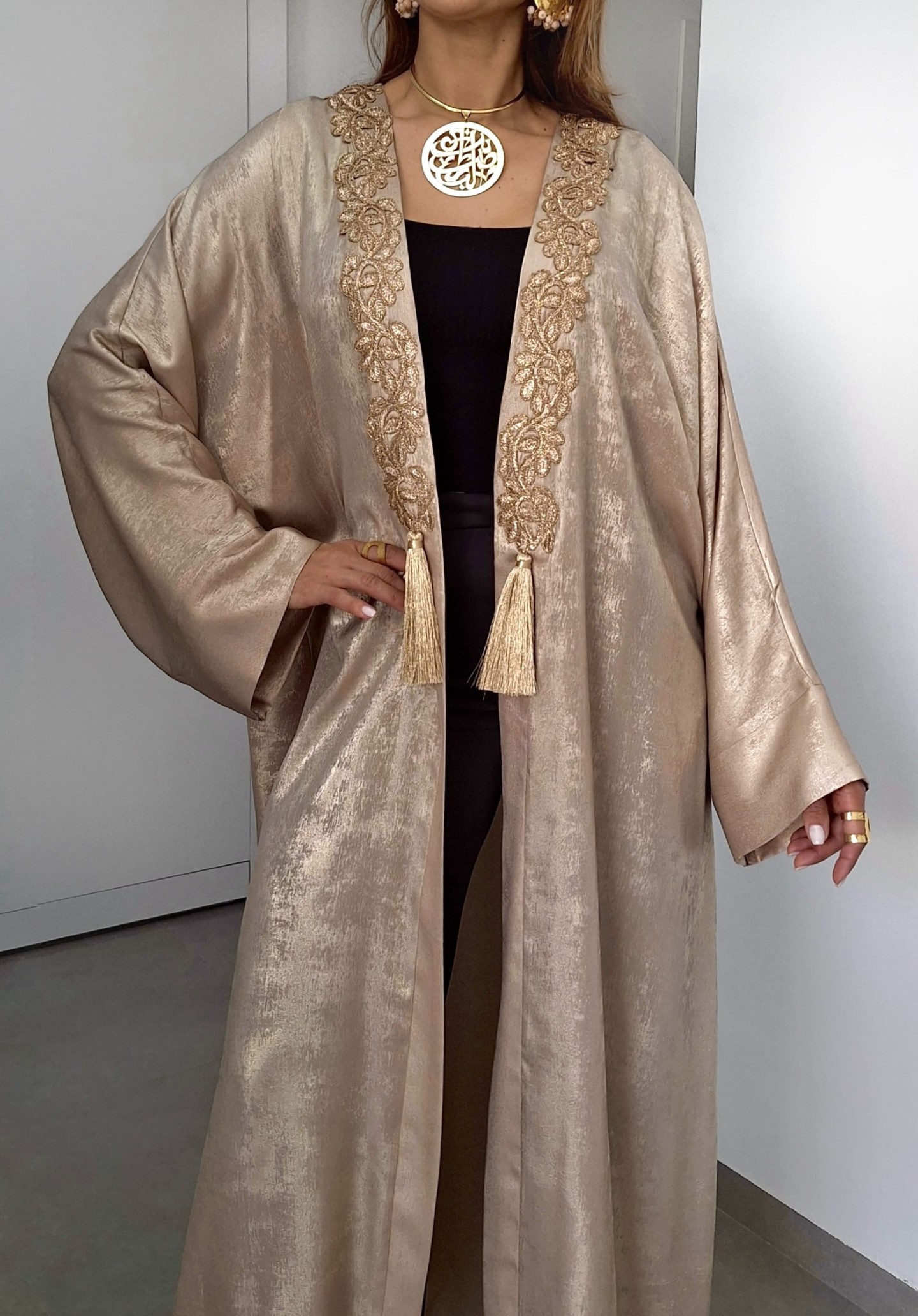Kimono Layla — Satin Métallisé & Coupe Évasée Fluide