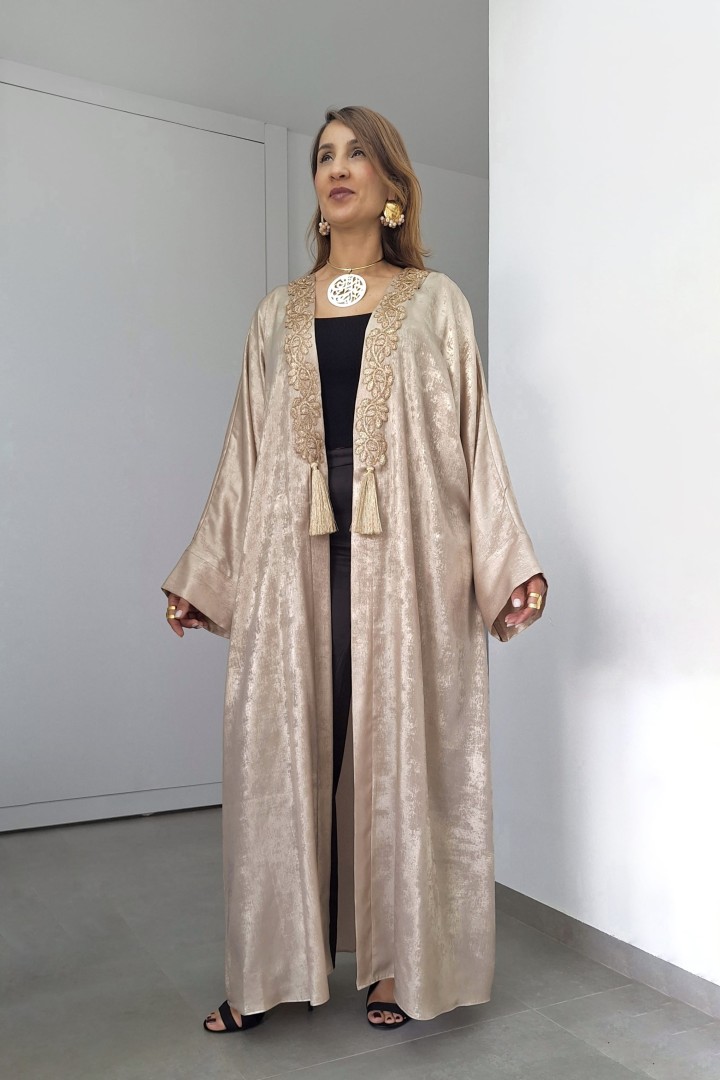 Kimono Layla — Satin Métallisé & Coupe Évasée Fluide