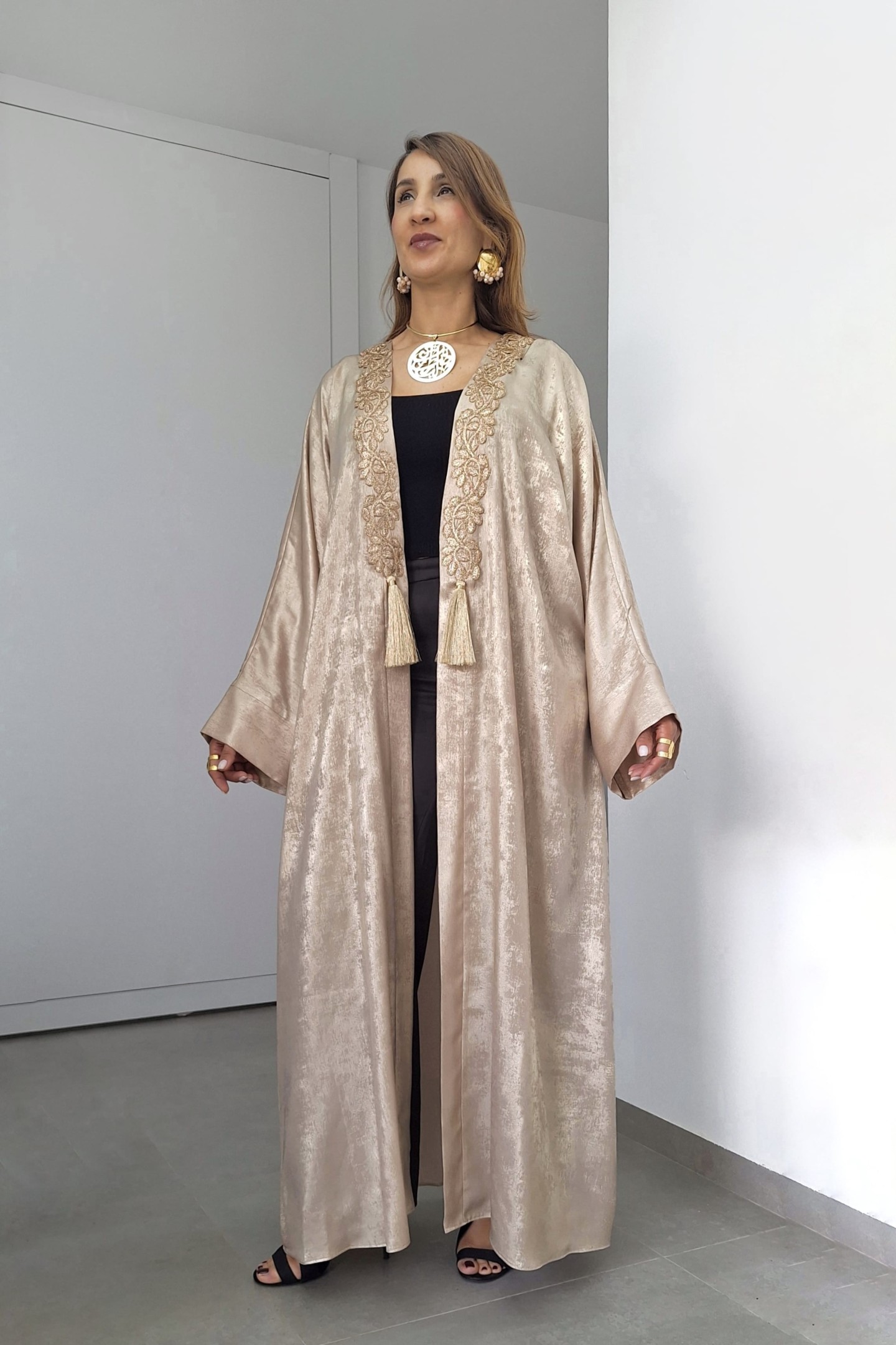 Kimono Layla — Satin Métallisé & Coupe Évasée Fluide