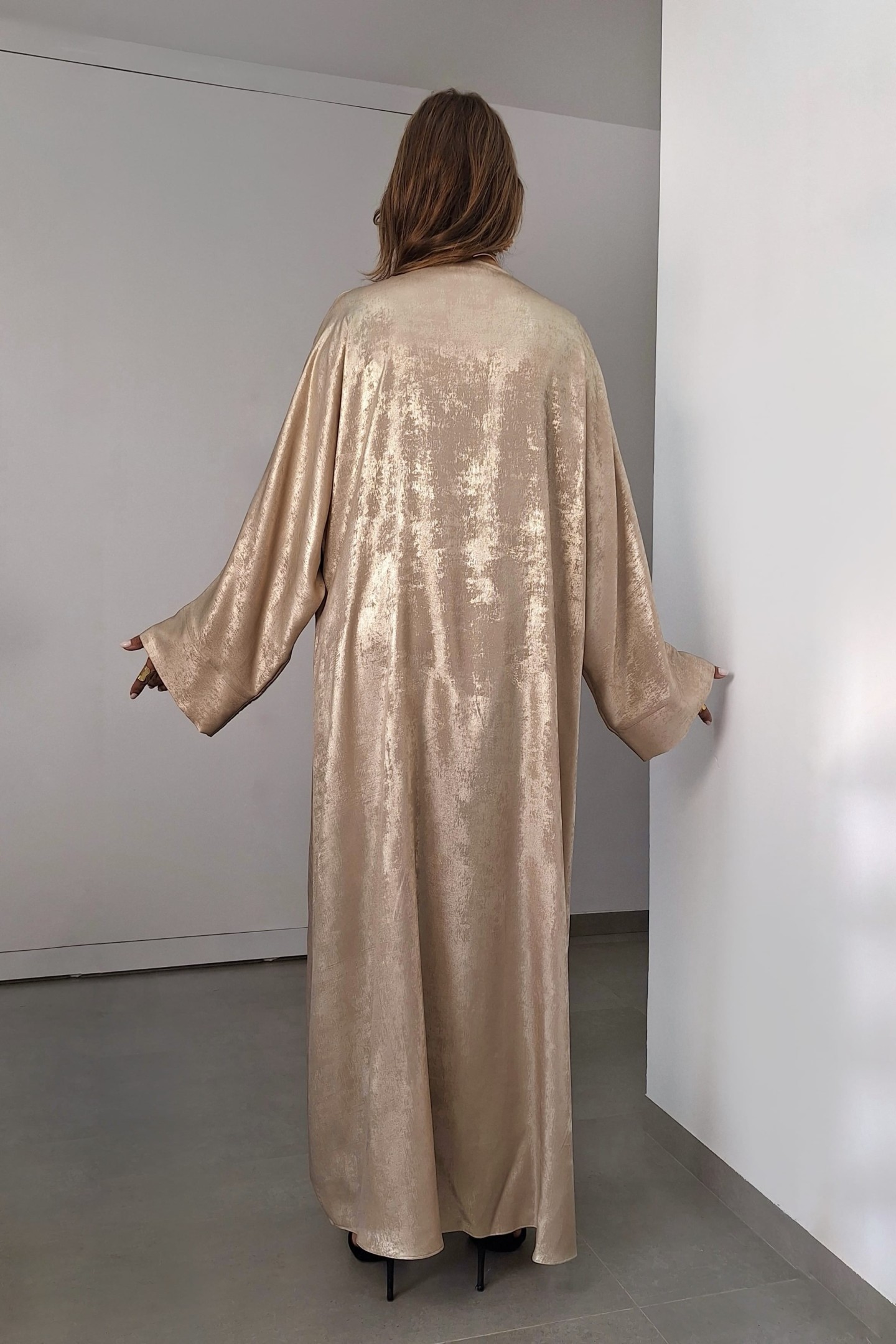 Kimono Layla — Satin Métallisé & Coupe Évasée Fluide