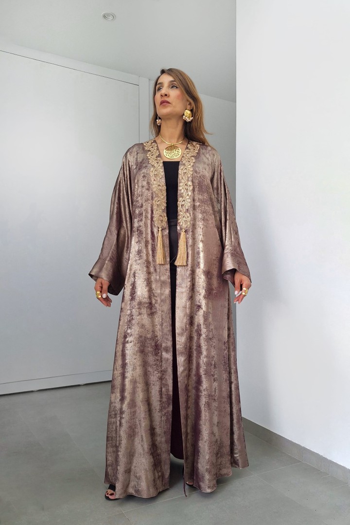 Kimono Layla — Satin Métallisé & Coupe Évasée Fluide