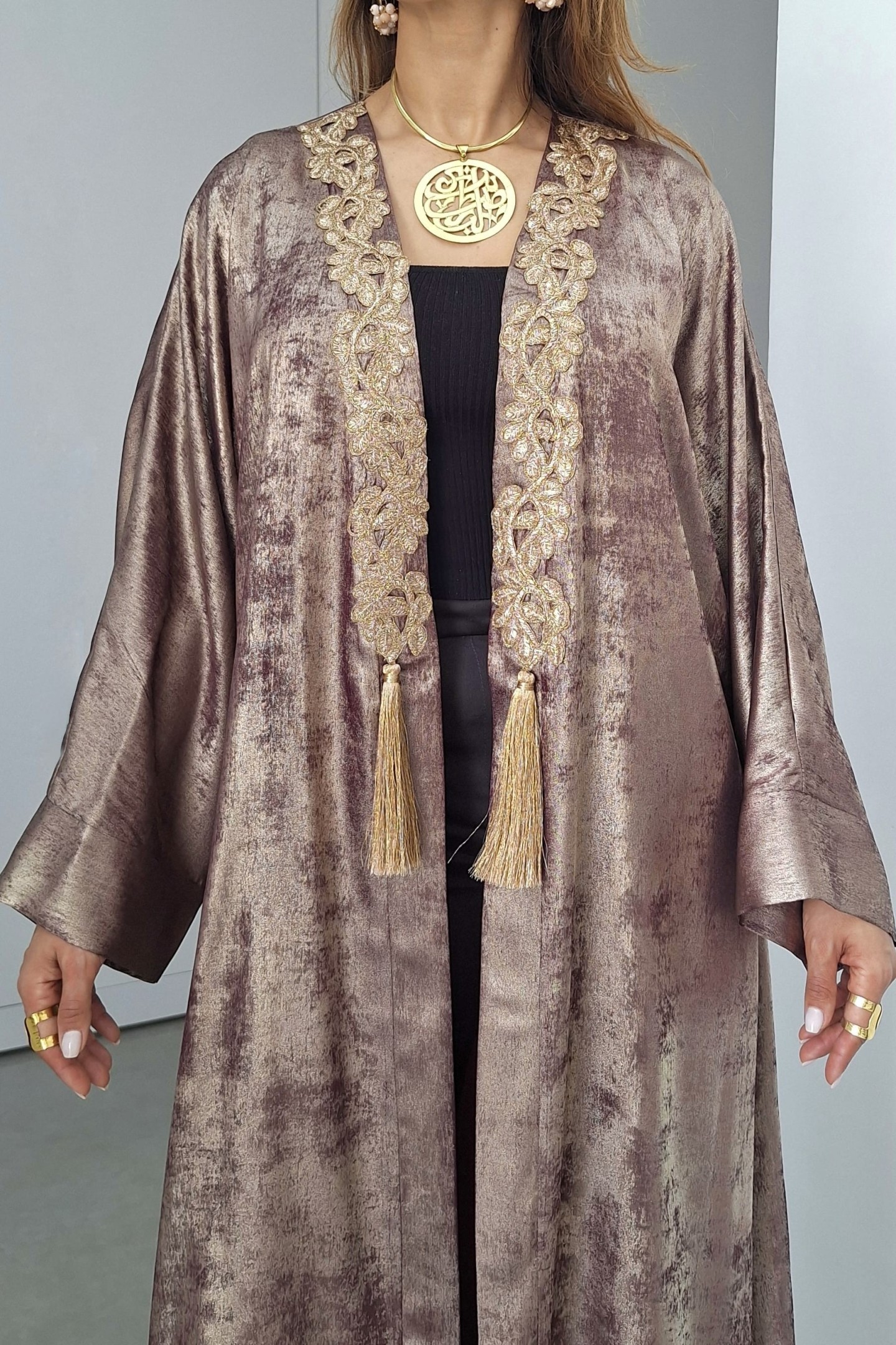 Kimono Layla — Satin Métallisé & Coupe Évasée Fluide