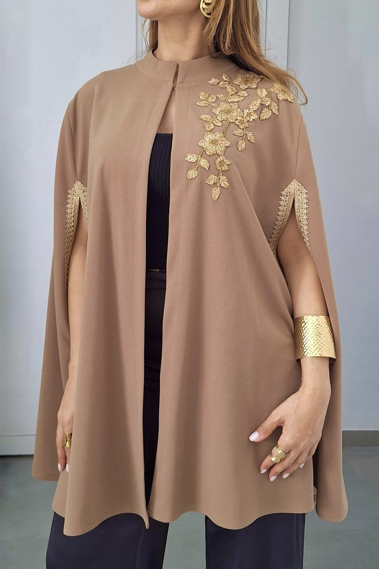 Cape Warda Crêpe Courte Évasée Broderie Fleur Chic