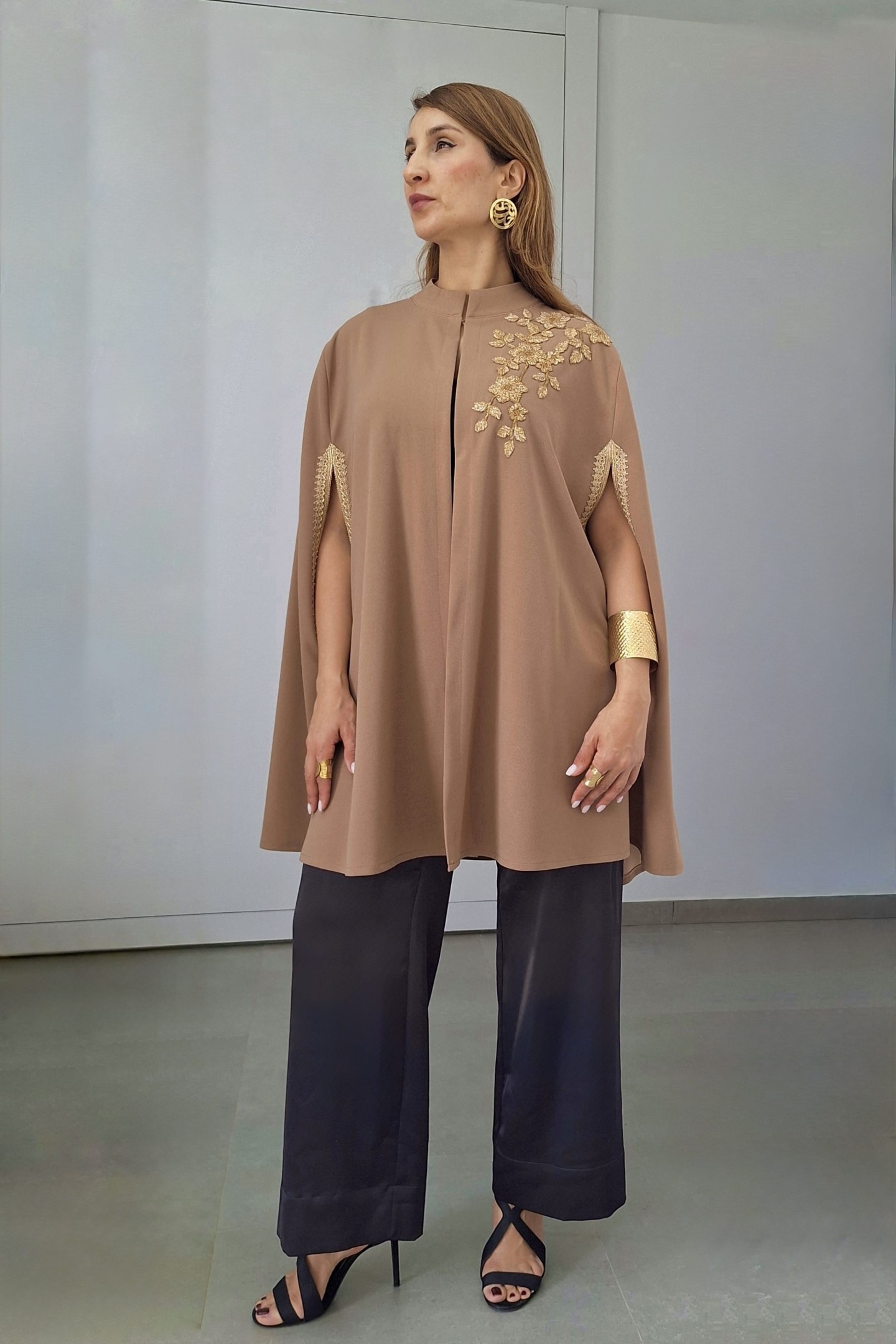 Cape Warda Crêpe Courte Évasée Broderie Fleur Chic