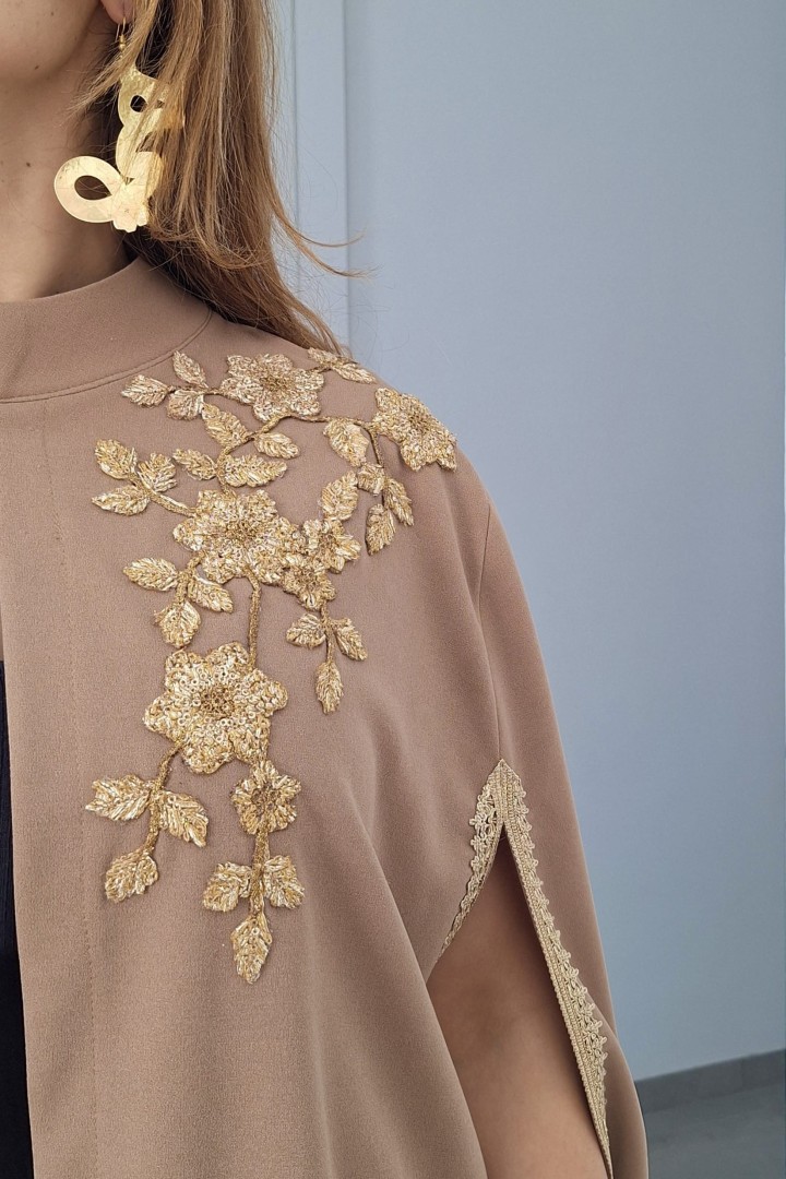 Cape Warda Crêpe Courte Évasée Broderie Fleur Chic