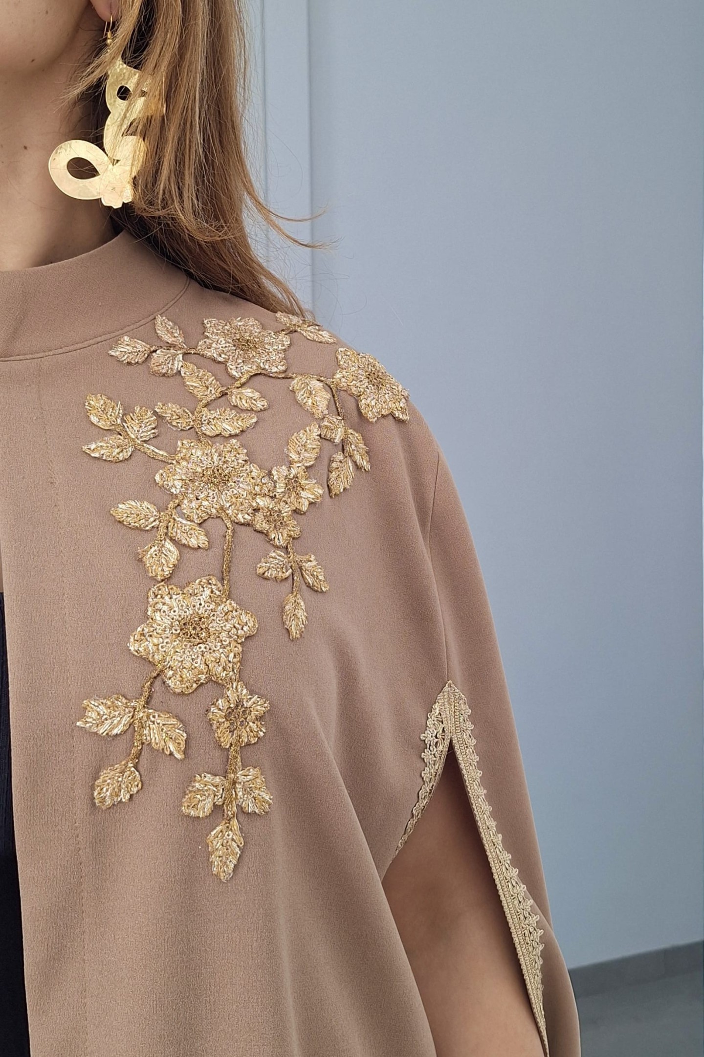 Cape Warda Crêpe Courte Évasée Broderie Fleur Chic