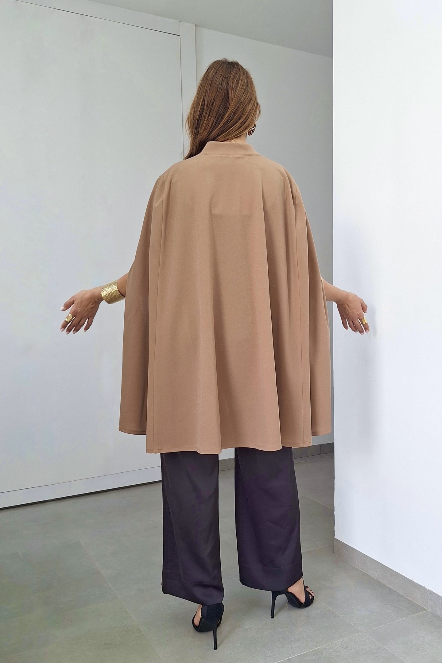 Cape Warda Crêpe Courte Évasée Broderie Fleur Chic