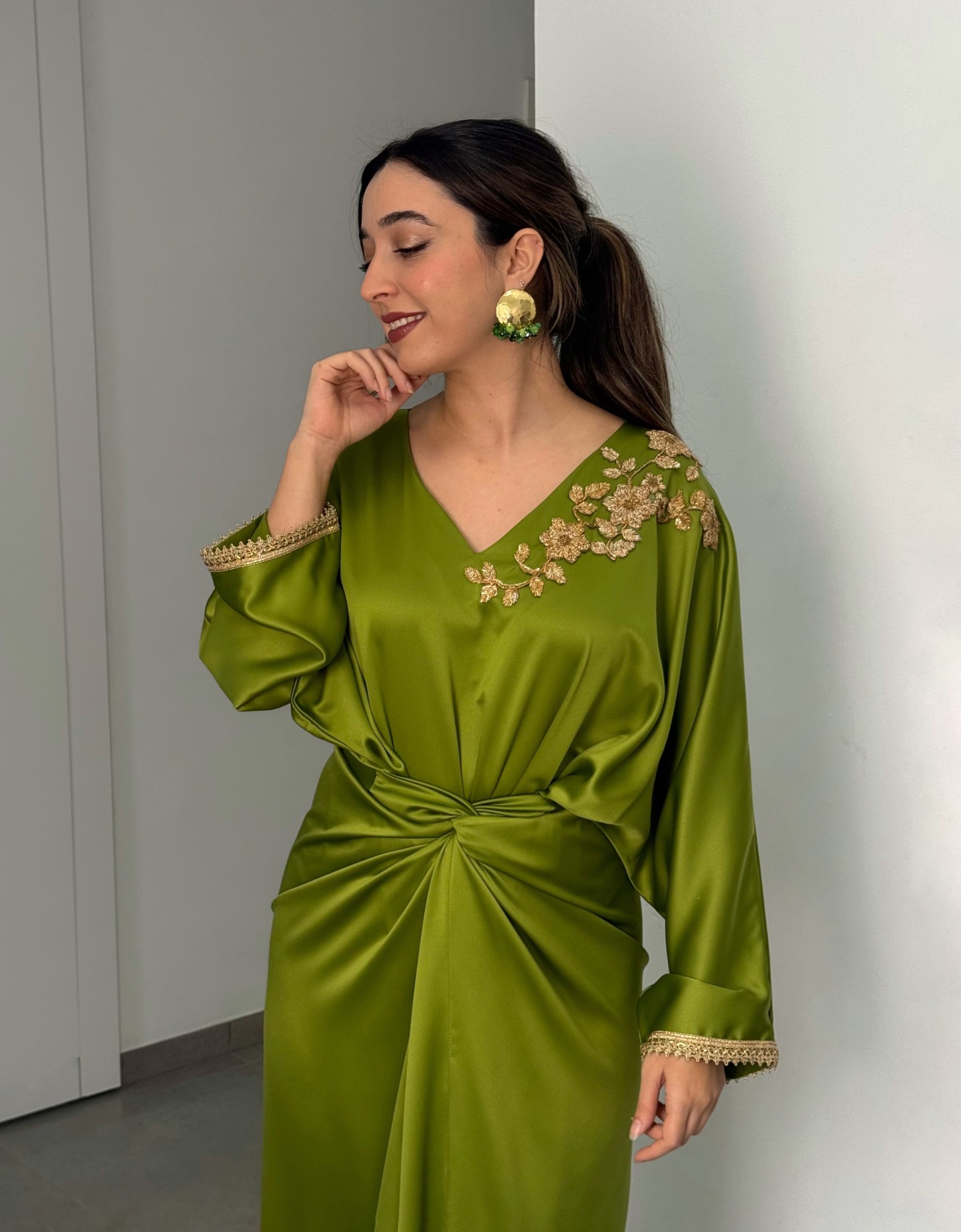 Robe Zina — Satin de Soie & Coupe Portefeuille de Luxe