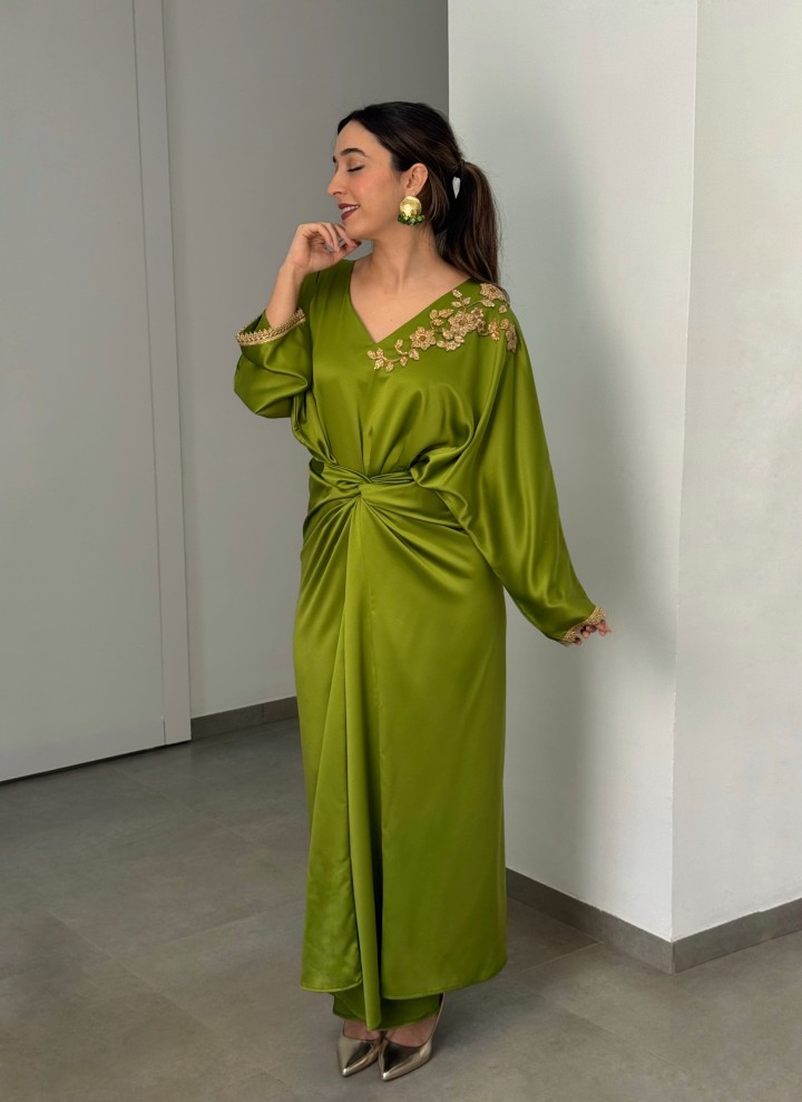 Robe Zina — Satin de Soie & Coupe Portefeuille de Luxe