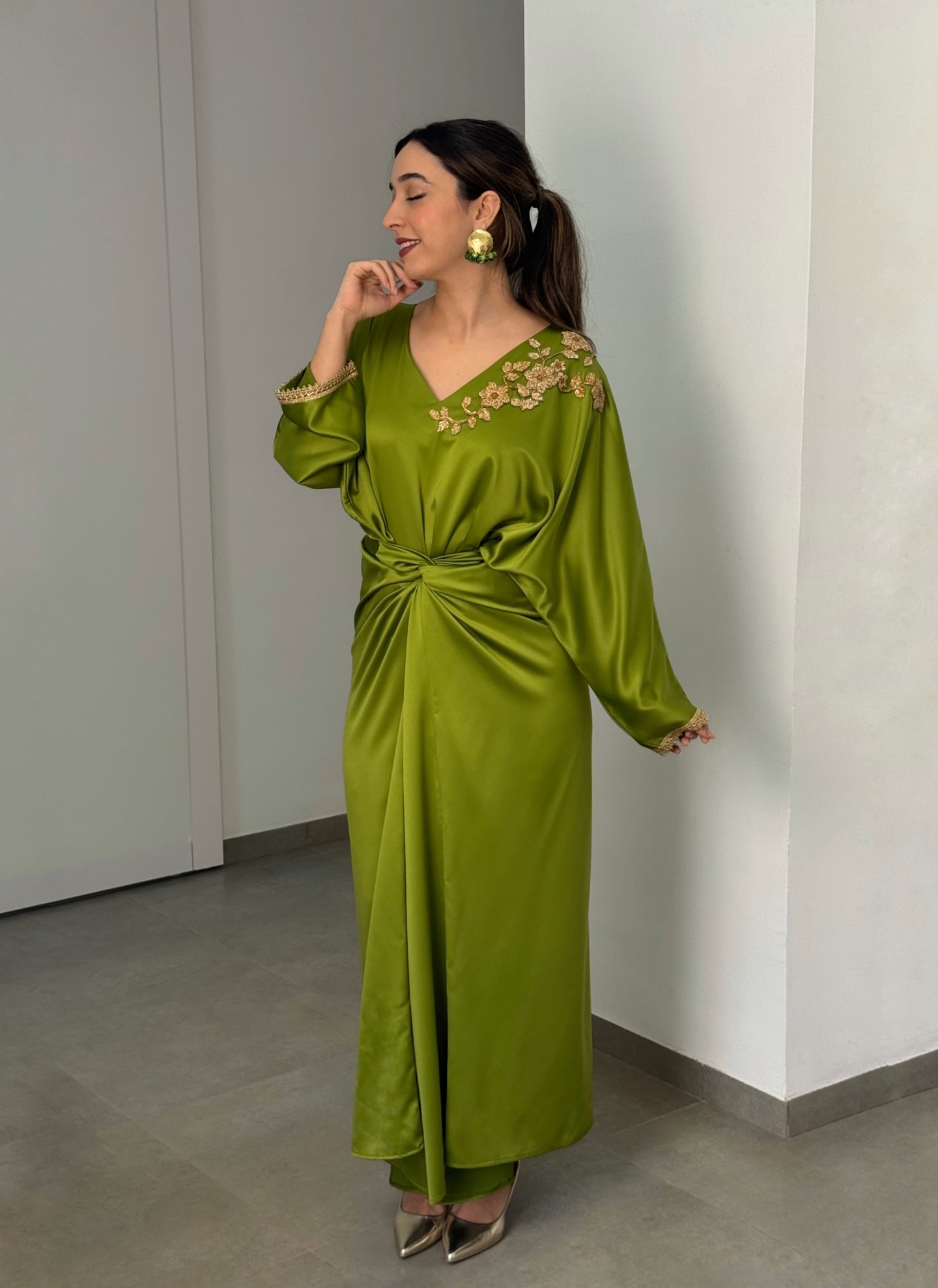 Robe Zina — Satin de Soie & Coupe Portefeuille de Luxe