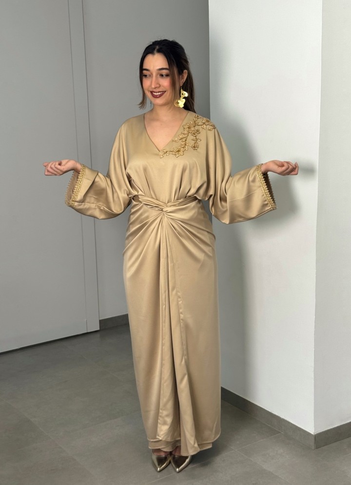 Robe Zina — Satin de Soie & Coupe Portefeuille de Luxe
