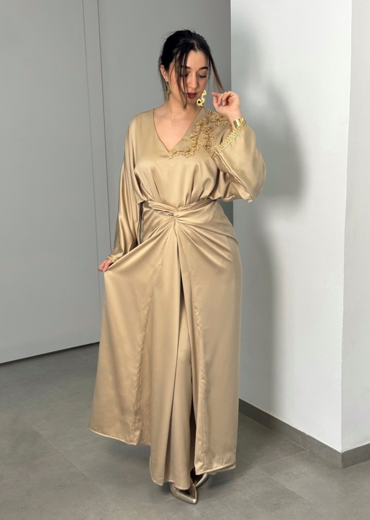 Robe Zina — Satin de Soie & Coupe Portefeuille de Luxe