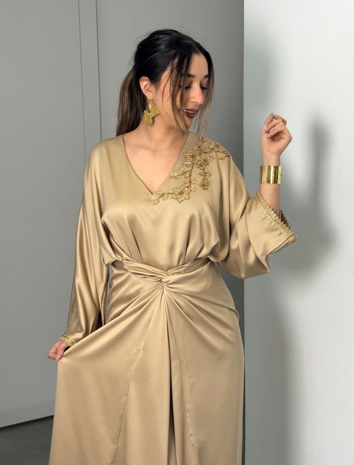 Robe Zina — Satin de Soie & Coupe Portefeuille de Luxe