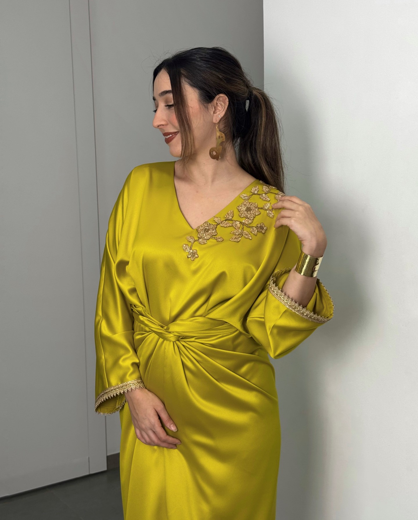 Robe Zina — Satin de Soie & Coupe Portefeuille de Luxe