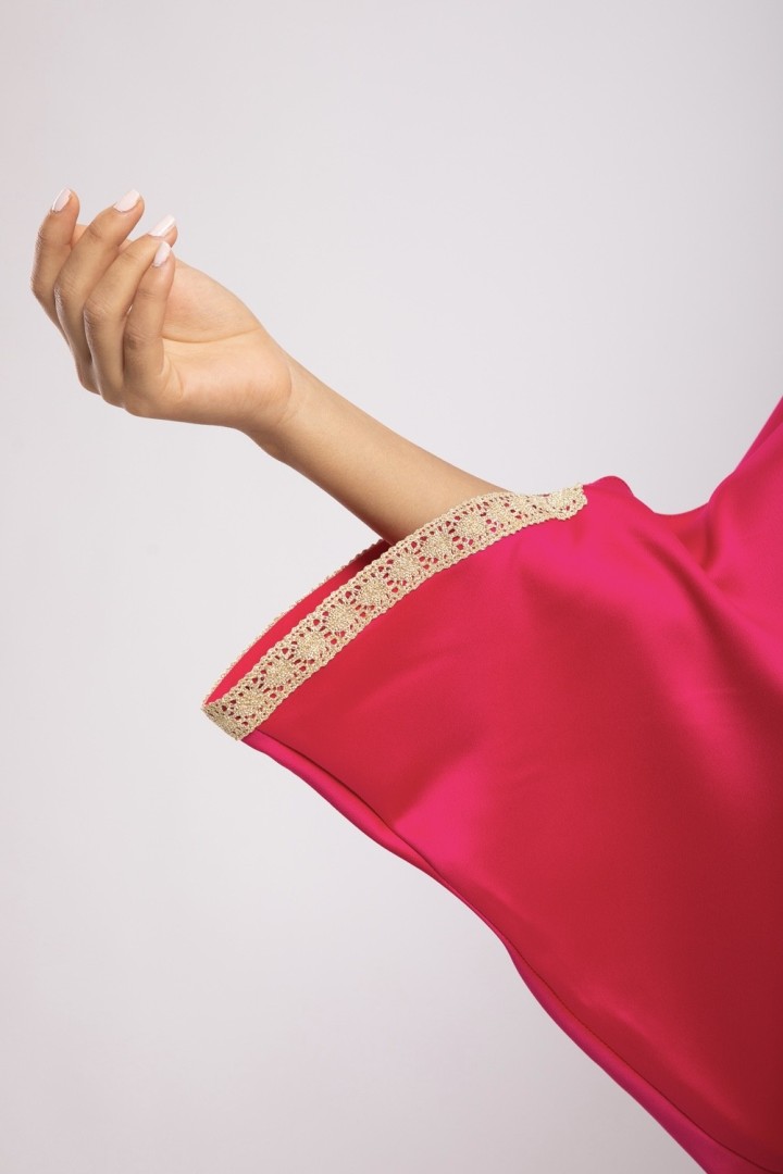 Jebba Héla Satin de Soie Courte Papillon Broderie Chic