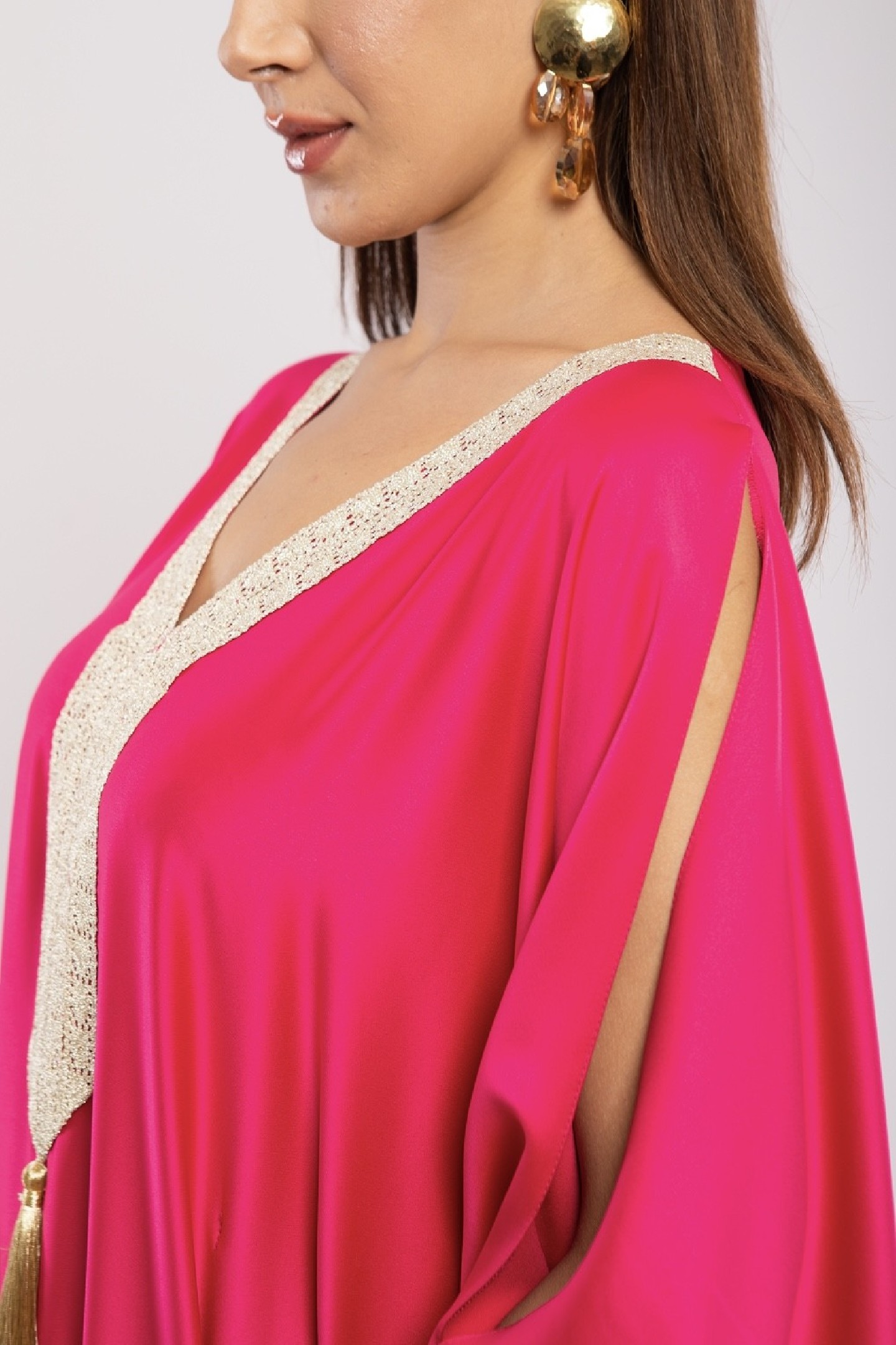 Robe Mayssa — Satin de Soie Longue & Broderie de Prestige