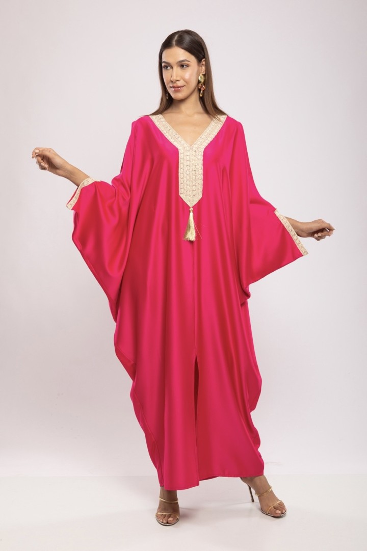 Robe Mayssa — Satin de Soie Longue & Broderie de Prestige