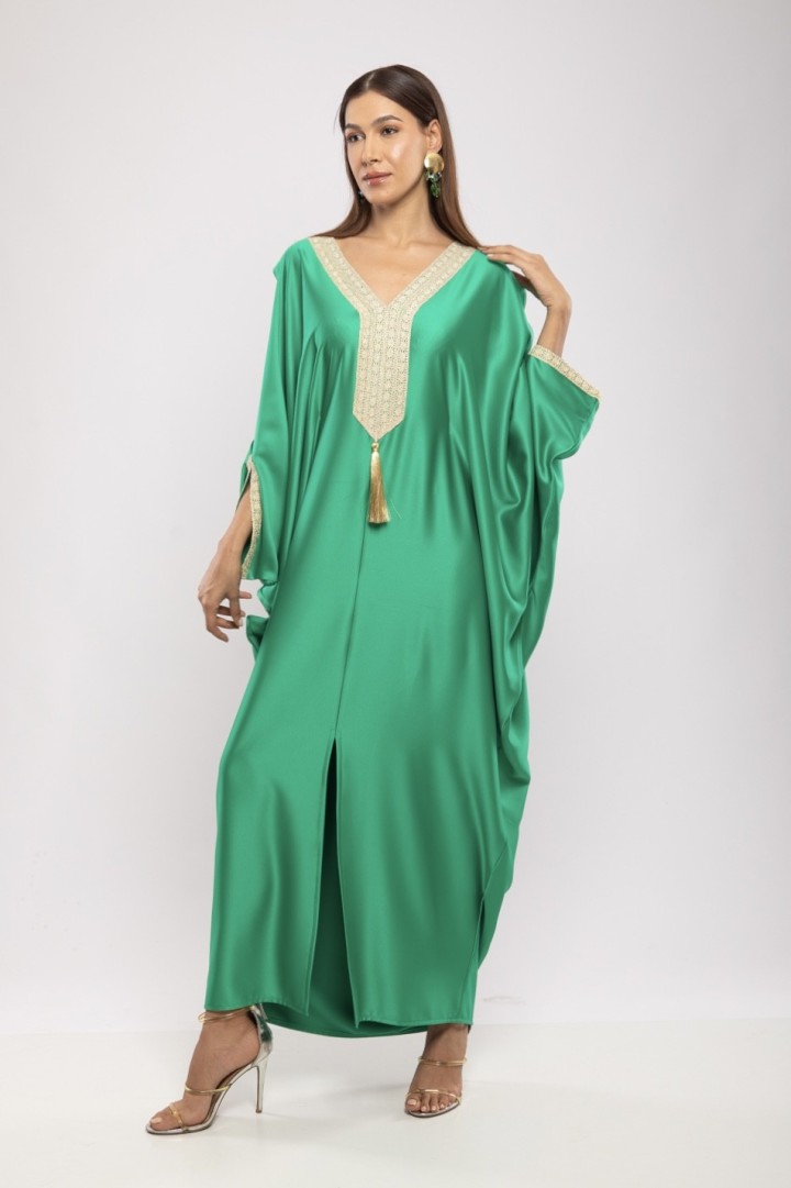 Robe Mayssa — Satin de Soie Longue & Broderie de Prestige