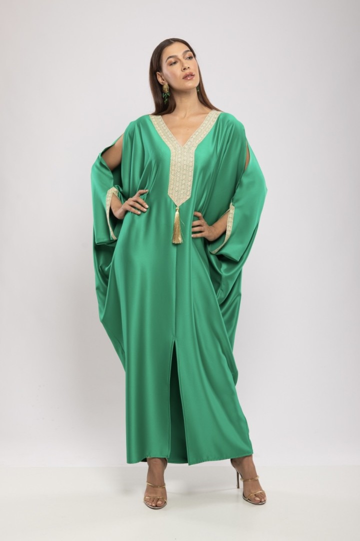 Robe Mayssa — Satin de Soie Longue & Broderie de Prestige