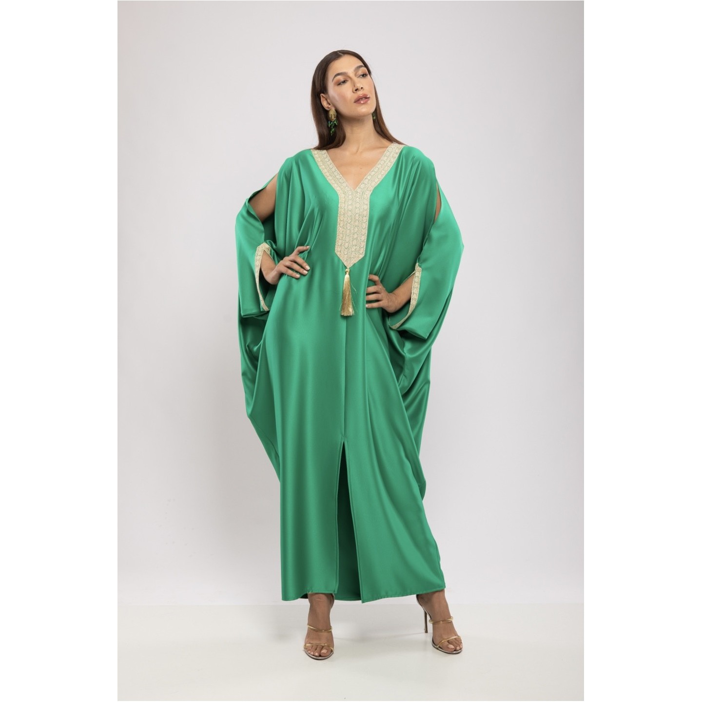 Robe Mayssa — Satin de Soie Longue & Broderie de Prestige
