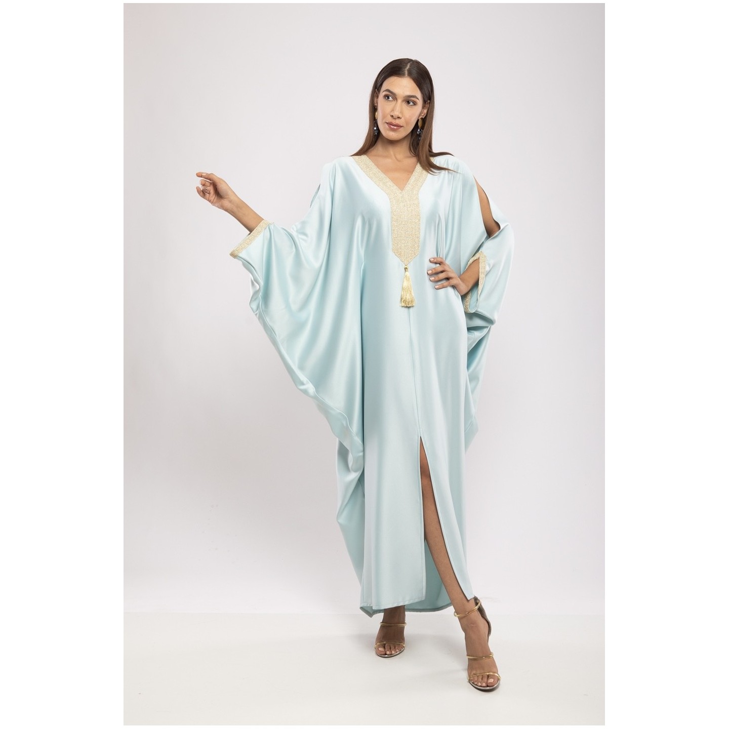 Robe Mayssa — Satin de Soie Longue & Broderie de Prestige