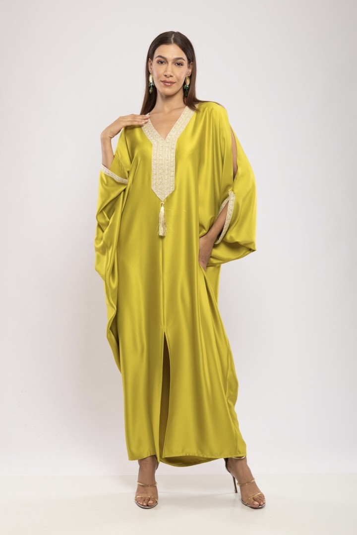 Robe Mayssa — Satin de Soie Longue & Broderie de Prestige