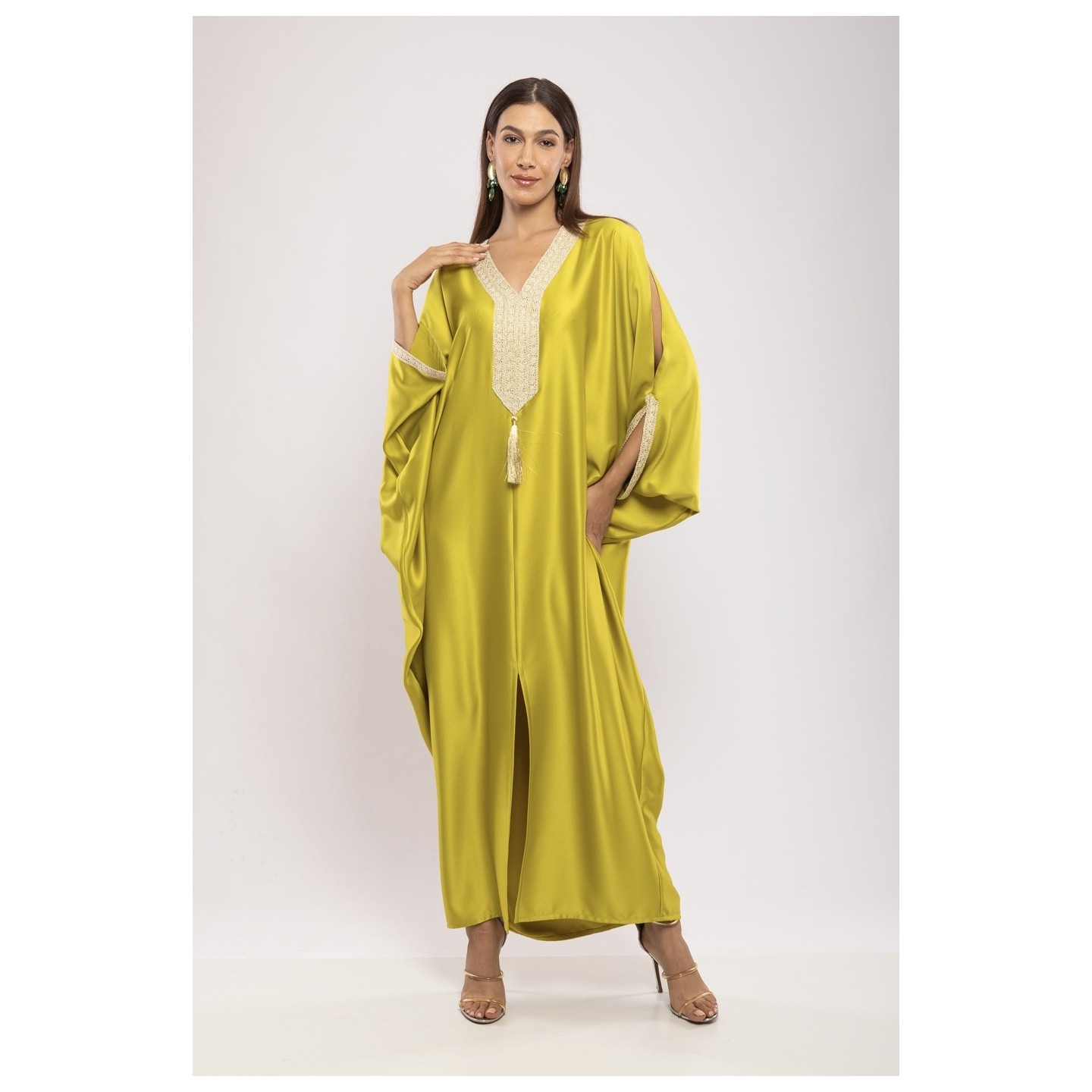 Robe Mayssa — Satin de Soie Longue & Broderie de Prestige