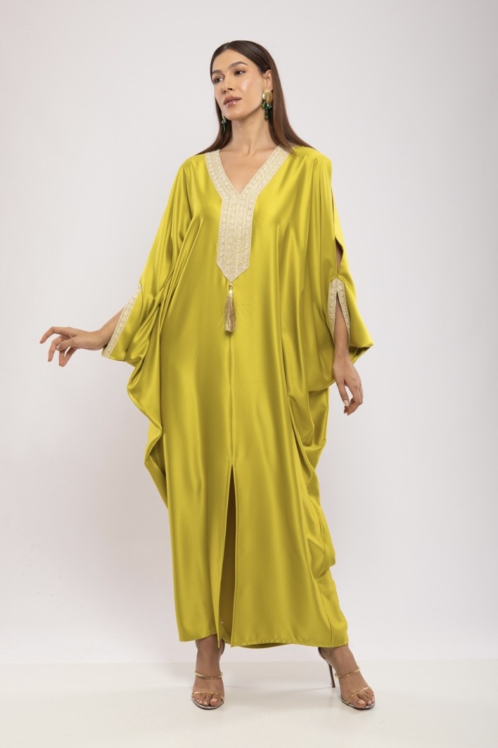 Robe Mayssa — Satin de Soie Longue & Broderie de Prestige
