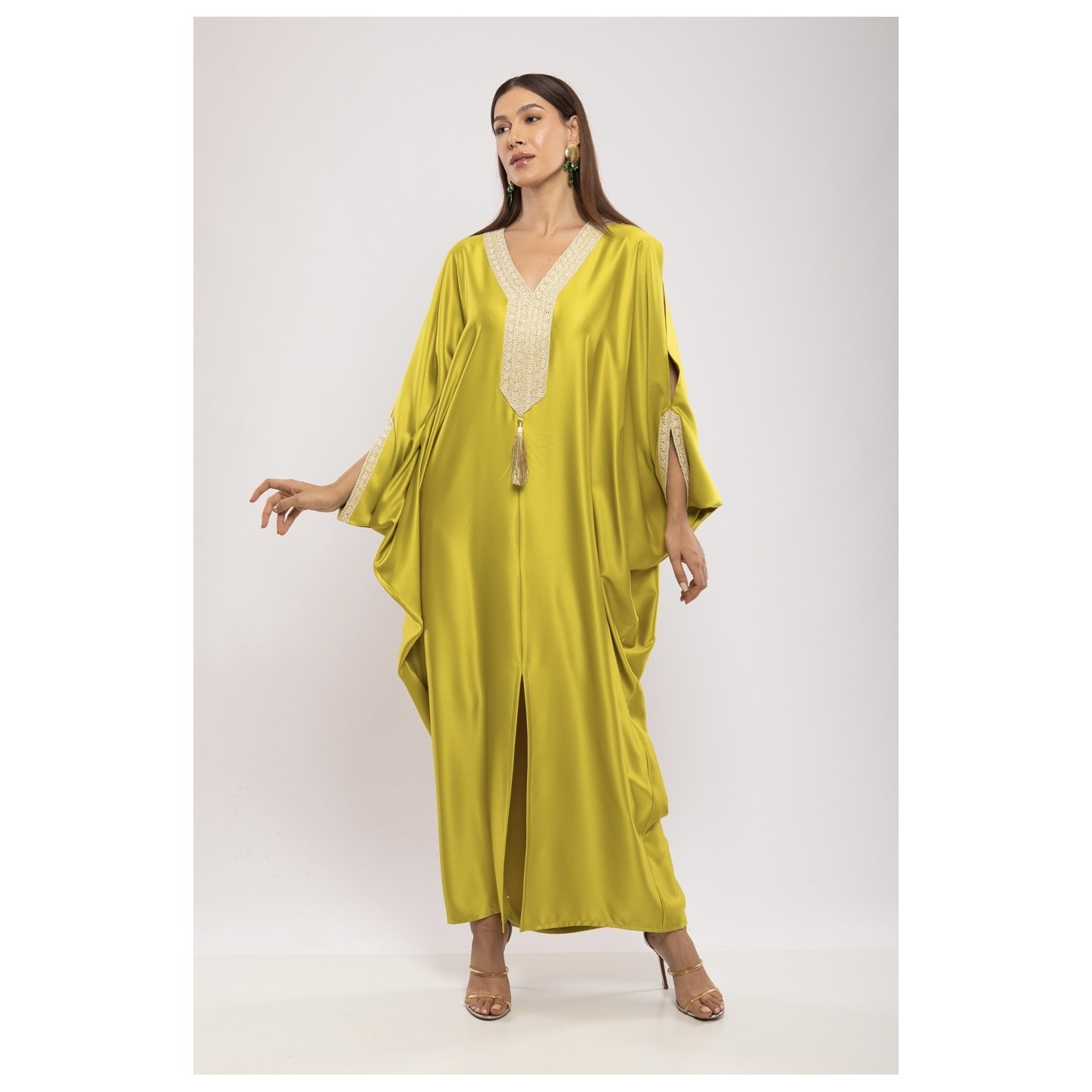 Robe Mayssa — Satin de Soie Longue & Broderie de Prestige