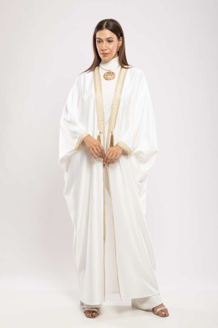 Abaya Syrine Satin de Soie Fluide Coupe Papillon Raffinée