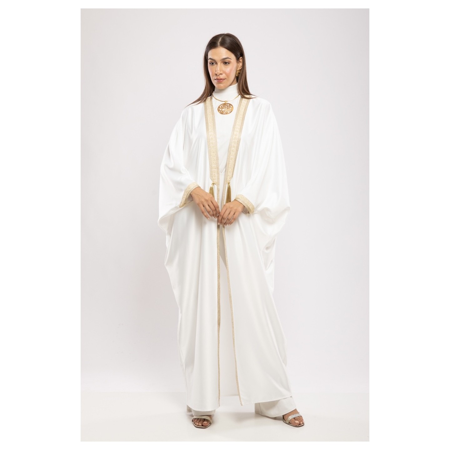 Abaya Syrine Satin de Soie Fluide Coupe Papillon Raffinée