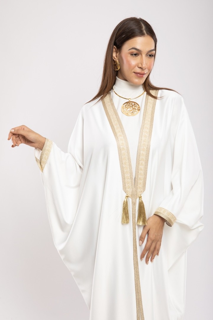 Abaya Syrine Satin de Soie Fluide Coupe Papillon Raffinée