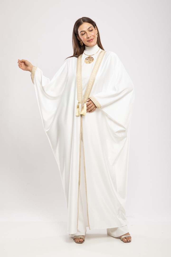 Abaya Syrine Satin de Soie Fluide Coupe Papillon Raffinée