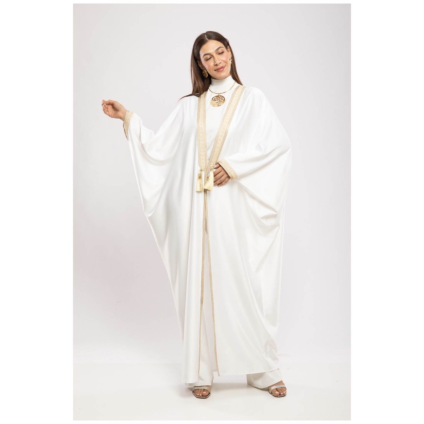 Abaya Syrine Satin de Soie Fluide Coupe Papillon Raffinée