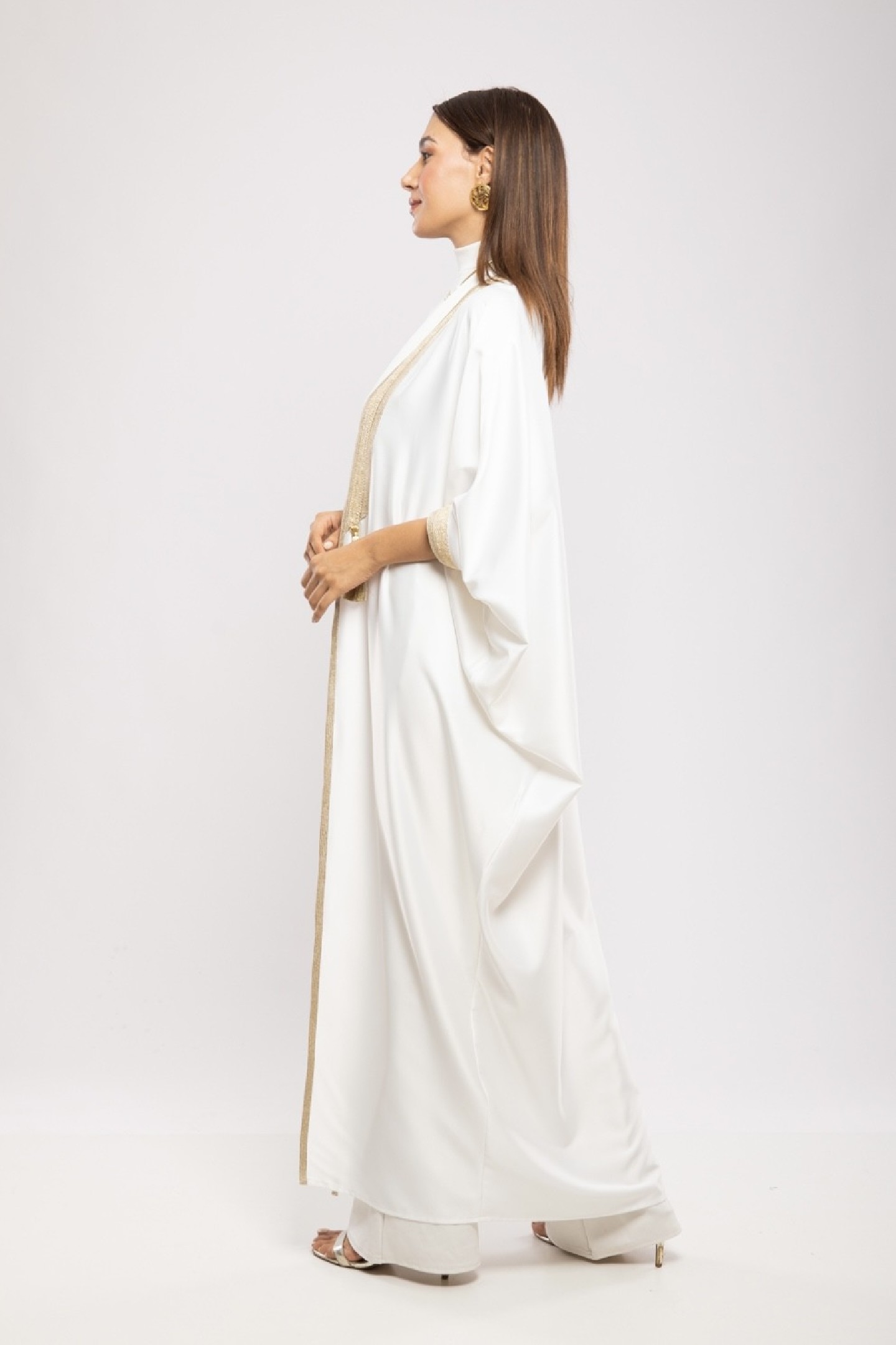 Abaya Syrine Satin de Soie Fluide Coupe Papillon Raffinée