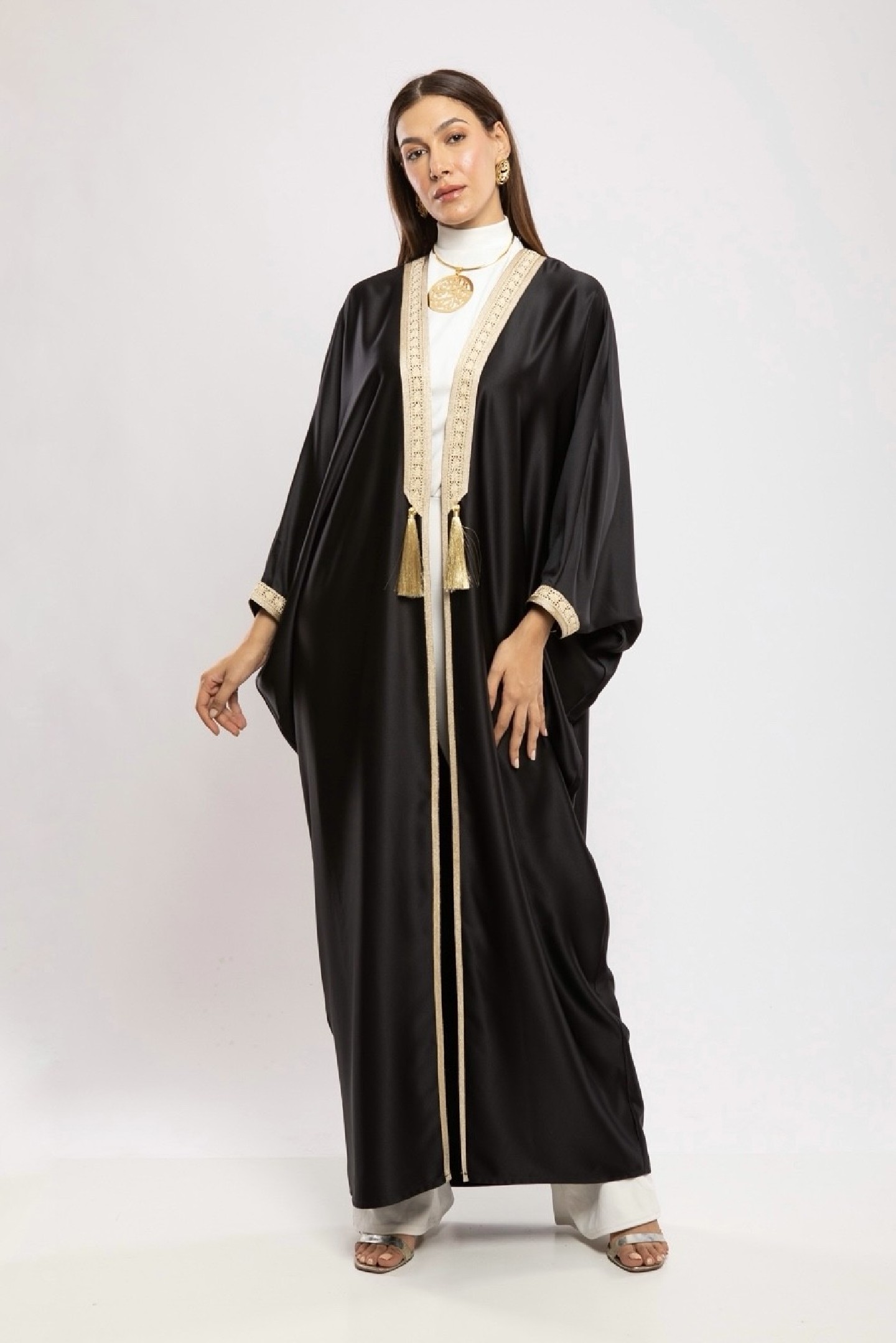 Abaya Syrine Satin de Soie Fluide Coupe Papillon Raffinée