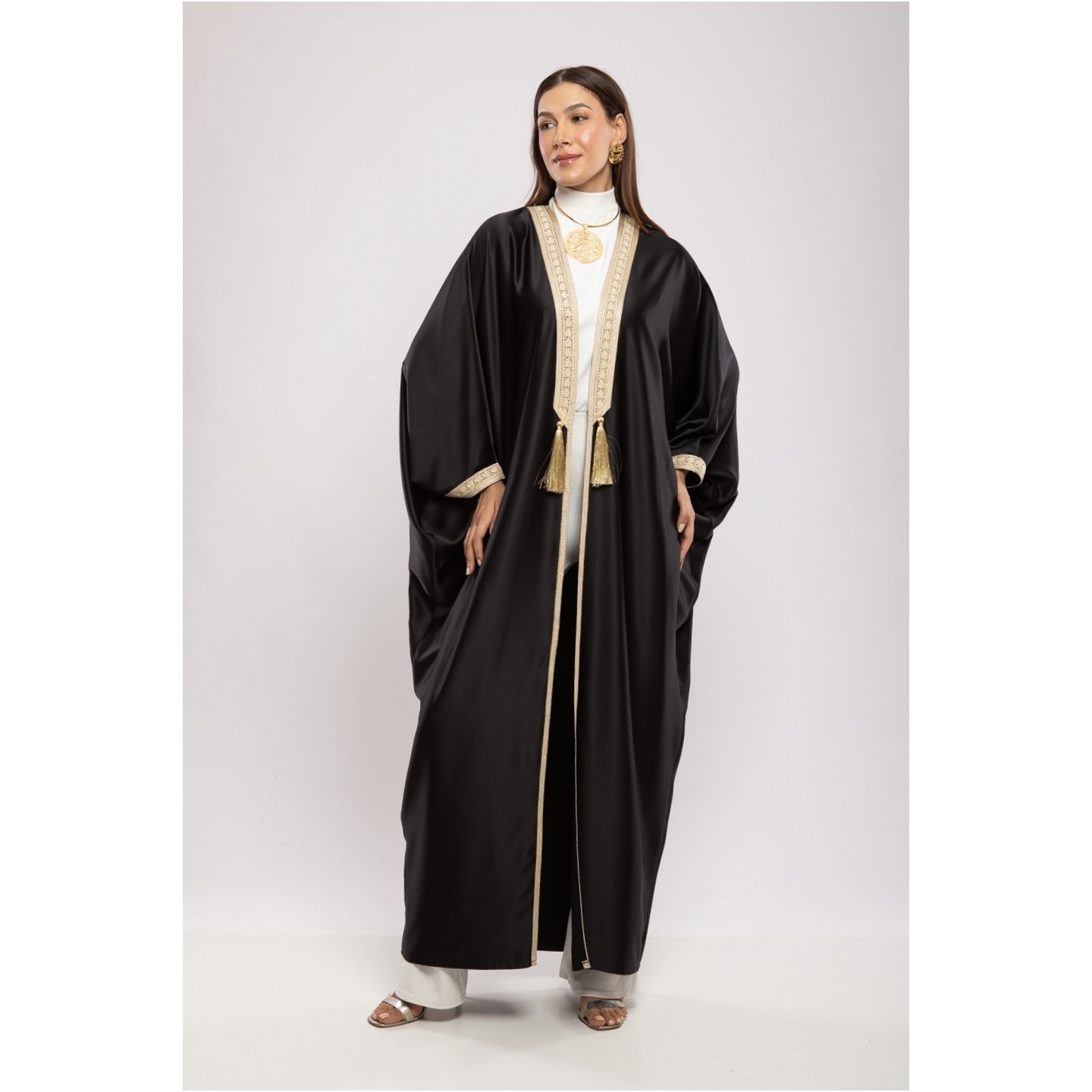 Abaya Syrine Satin de Soie Fluide Coupe Papillon Raffinée