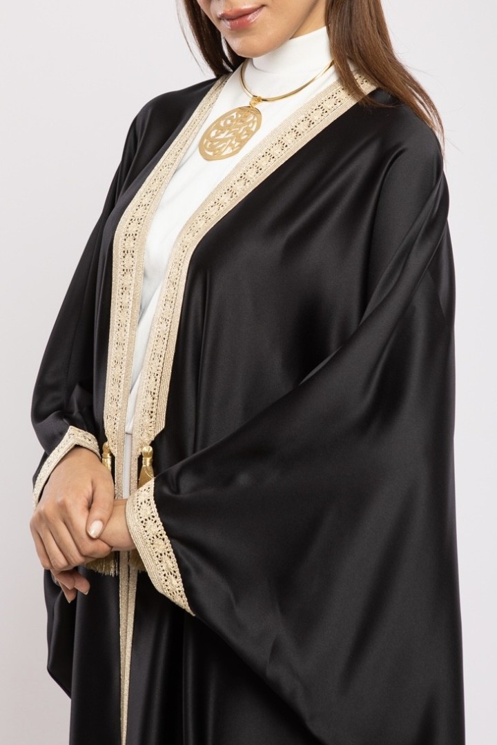 Abaya Syrine Satin de Soie Fluide Coupe Papillon Raffinée