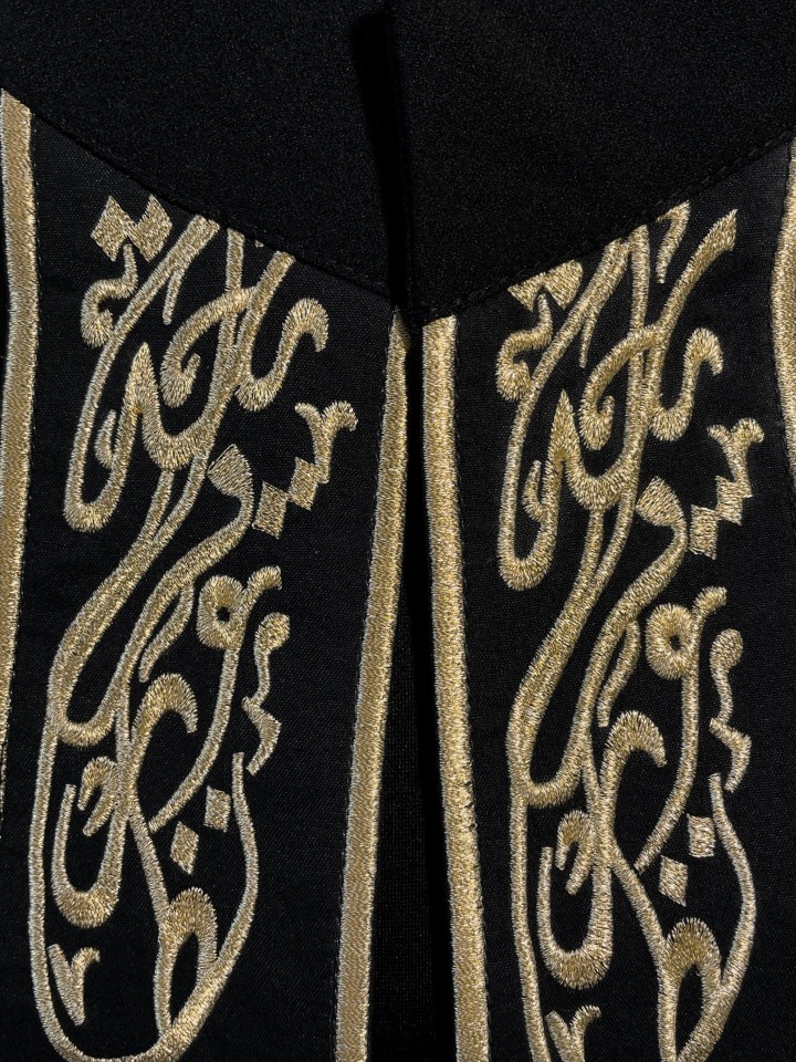 Cape Rayhana Crêpe Courte Calligraphie Évasée Chic